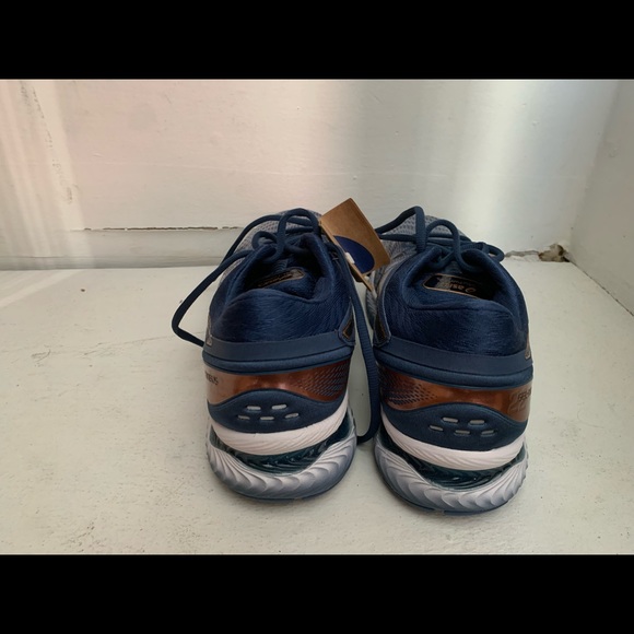 Brand-new mens ASICS Gel Nimbus running shoes, size 9 E. In original packaging. - Picture 3 of 6